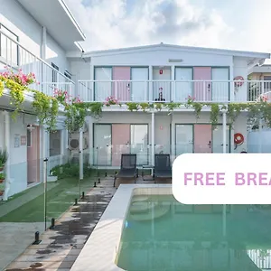 Surf Boutique Backpackers - Free Breakfast Ostello